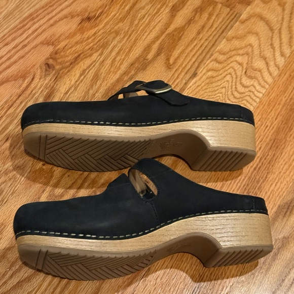 Dansko 🖤 Black 🖤 Leather Clogs - Picture 3 of 9